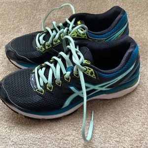 Womens ASICS GT-2000 size 8.5 good condition